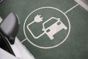 Langlebigkeit E-Auto-Batterien optimieren: Darstellung einer E-Auto-Batterie mit Fokus auf dem idealen Ladezustand zwischen 20% und 80% zur Reduzierung der Batteriedegradation.