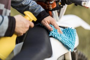 Motorrad richtig einwintern – Reinigung vor der Einlagerung